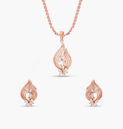 The Petal Clinged Pendant Set